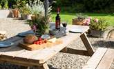 Lunch al fresco. - Thumbnail Image