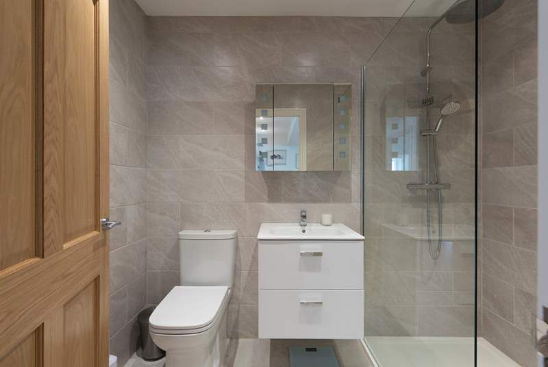 Wash the blues away in the stylish shower-room. 