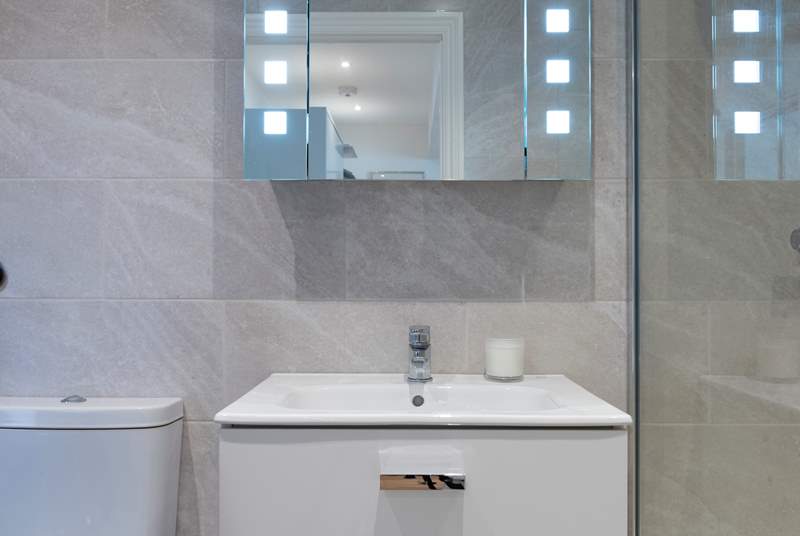 The contemporary shower-room is full of light! 