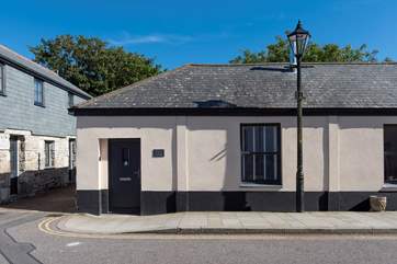 Welcome to Poppy Cottage. Located in the heart of St Just. The 'free' car park is located a short distance away, but you can off load outside the cottage.