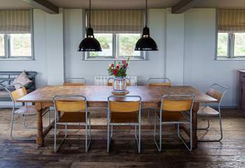 Enjoy time together dining with a gorgeous sea view. 