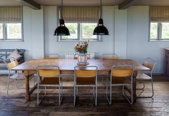 Enjoy time together dining with a gorgeous sea view. 