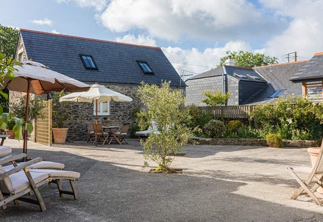 The attractive central courtyard is shared with Samphire and Mimosa.