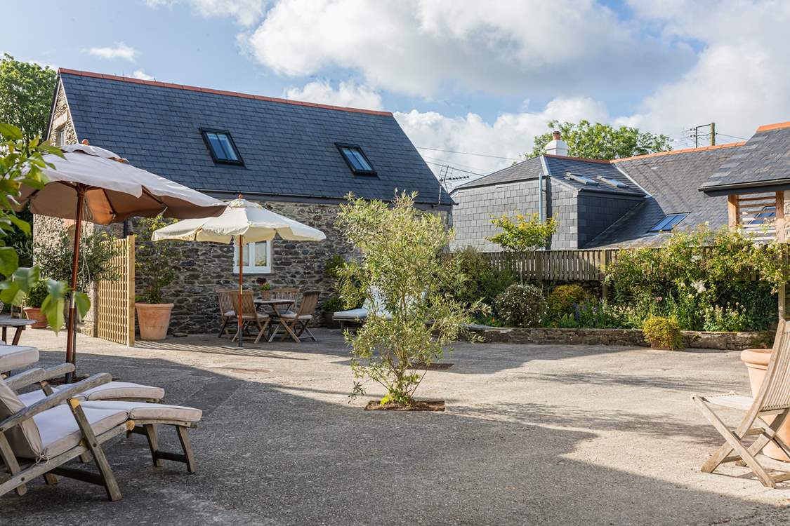 The attractive central courtyard is shared with Samphire and Mimosa.