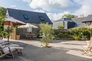 The attractive central courtyard is shared with Samphire and Mimosa.