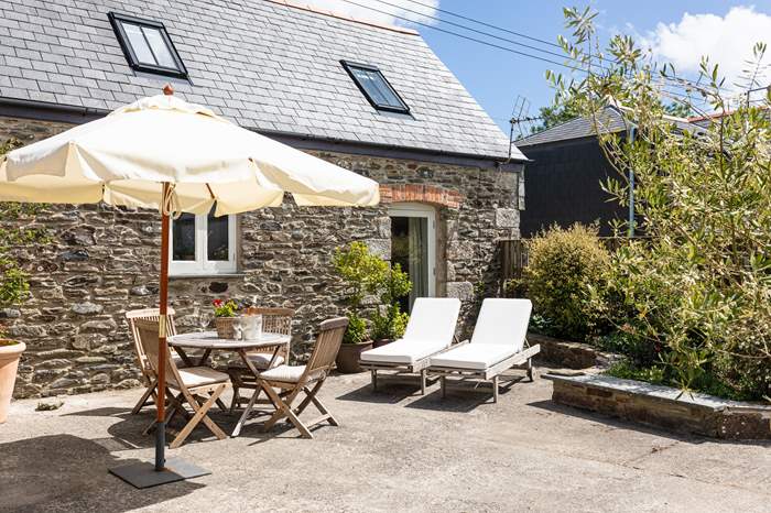 Sea Thrift is a 2 bedroom, dog friendly cottage near the beach in Portscatho.