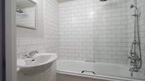 Family bathroom on the first floor.
