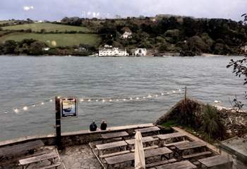 Can you picture yourself enjoying a glass of something tasty, sitting watching the world go by from this welcoming Salcombe watering hole.