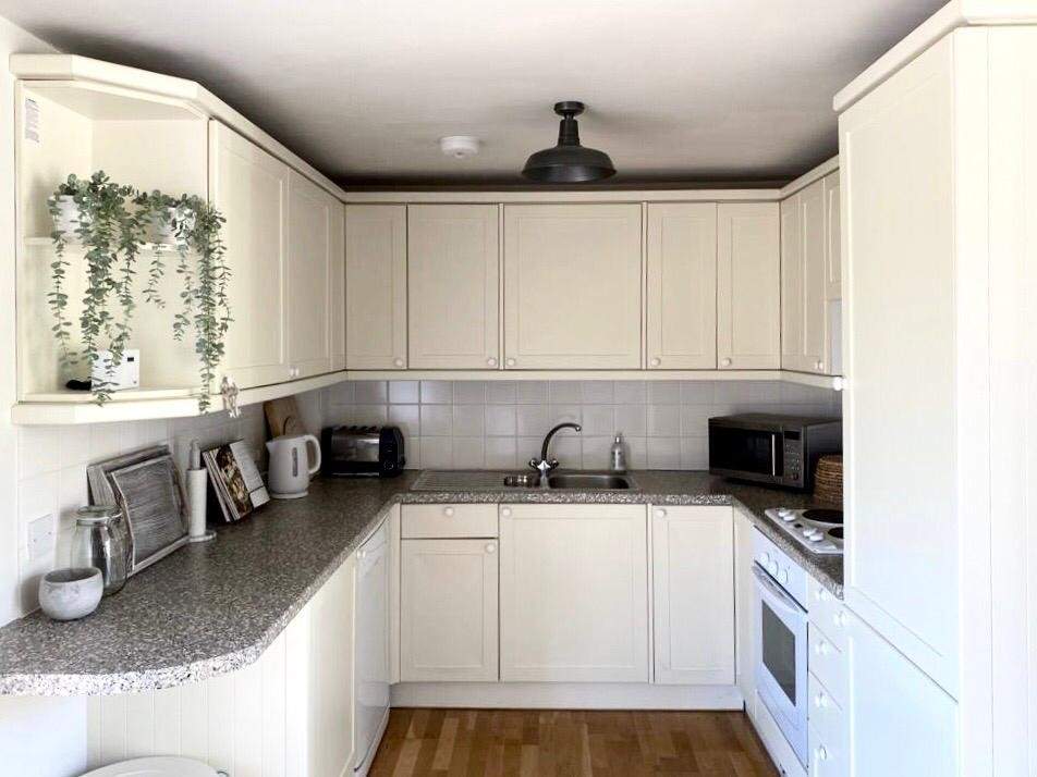 Compact yet fully equipped kitchen.