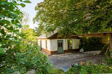 The other side of the cottage (the friendly yet discreet owners live next door).