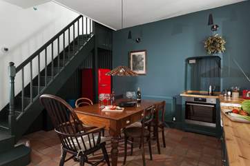 This contemporary yet traditional kitchen has all you need to prepare a feast (please take care on the steps).