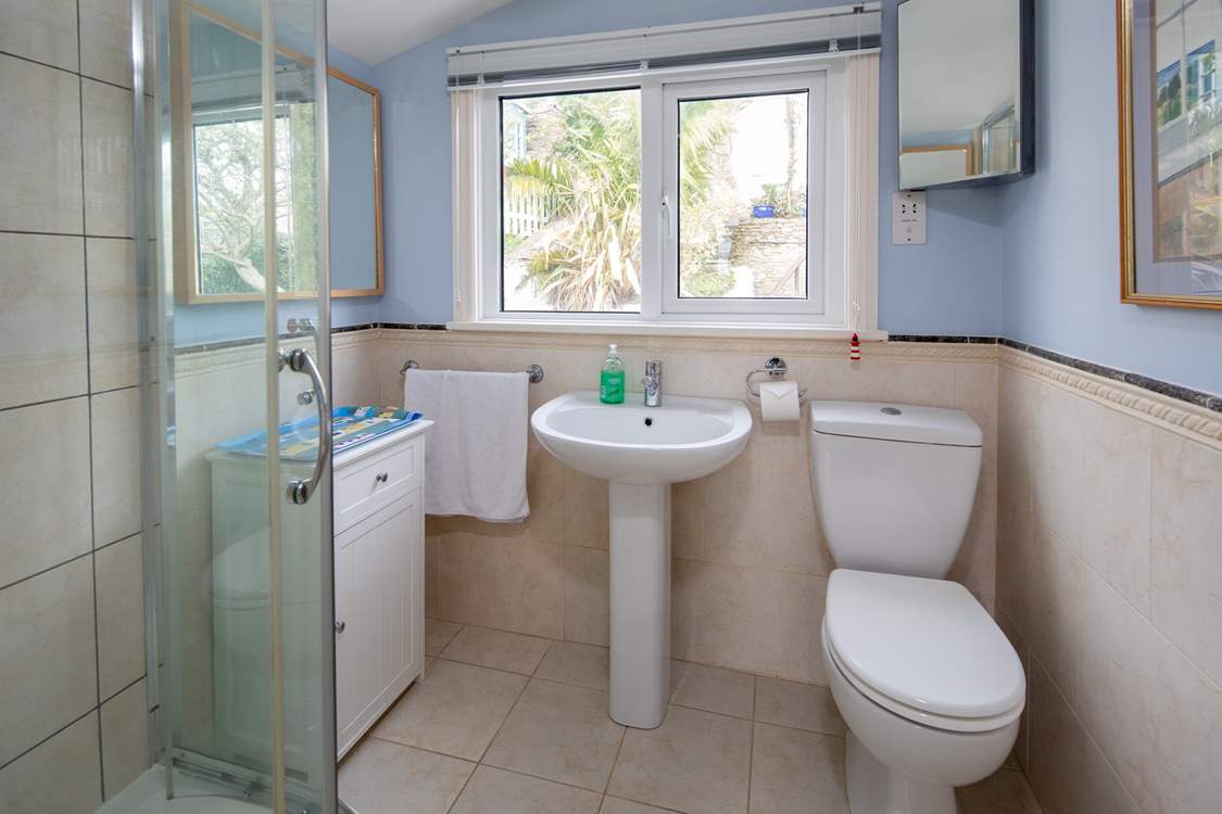 Bedroom 2's en suite.