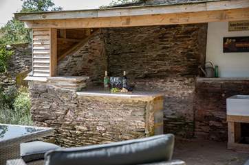 A weatherproof spot to take shelter in if needed. No barbecue can be spoilt ever again!