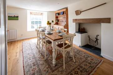 Dining together at this beautiful dining-table is a real pleasure.
