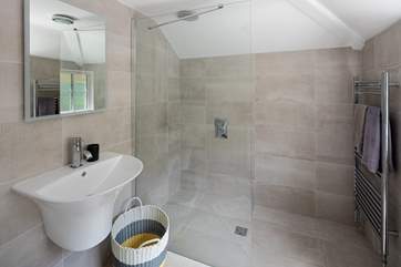 Glorious walk-in shower.