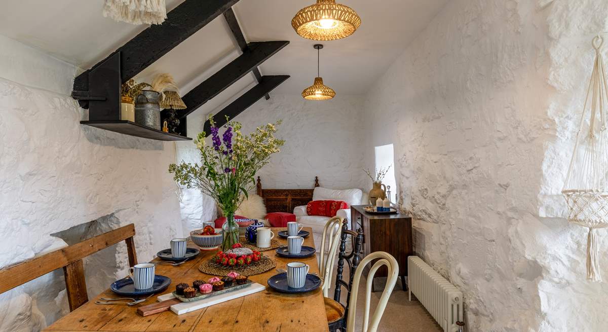 The dining-room, off the kitchen, opens to the courtyard and the conservatory - what a fabulous room. 