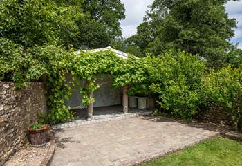 This Mediterranean-style, under cover seating-area is yours to enjoy. A perfect spot for pre-dinner drinks.