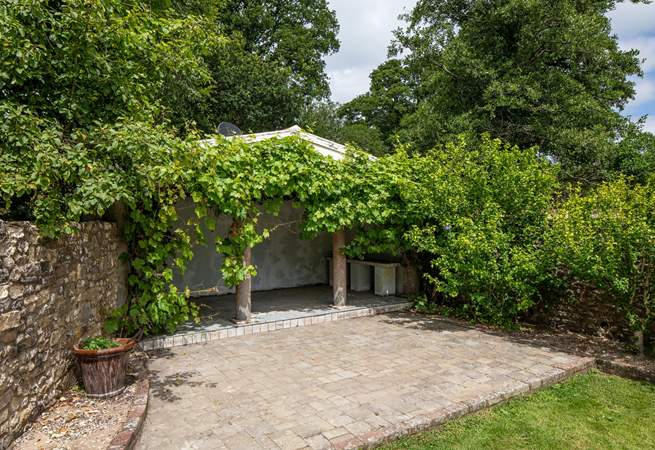 This Mediterranean-style, under cover seating-area is yours to enjoy. A perfect spot for pre-dinner drinks.