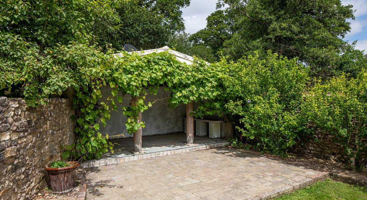 This Mediterranean-style, under cover seating-area is yours to enjoy. A perfect spot for pre-dinner drinks.