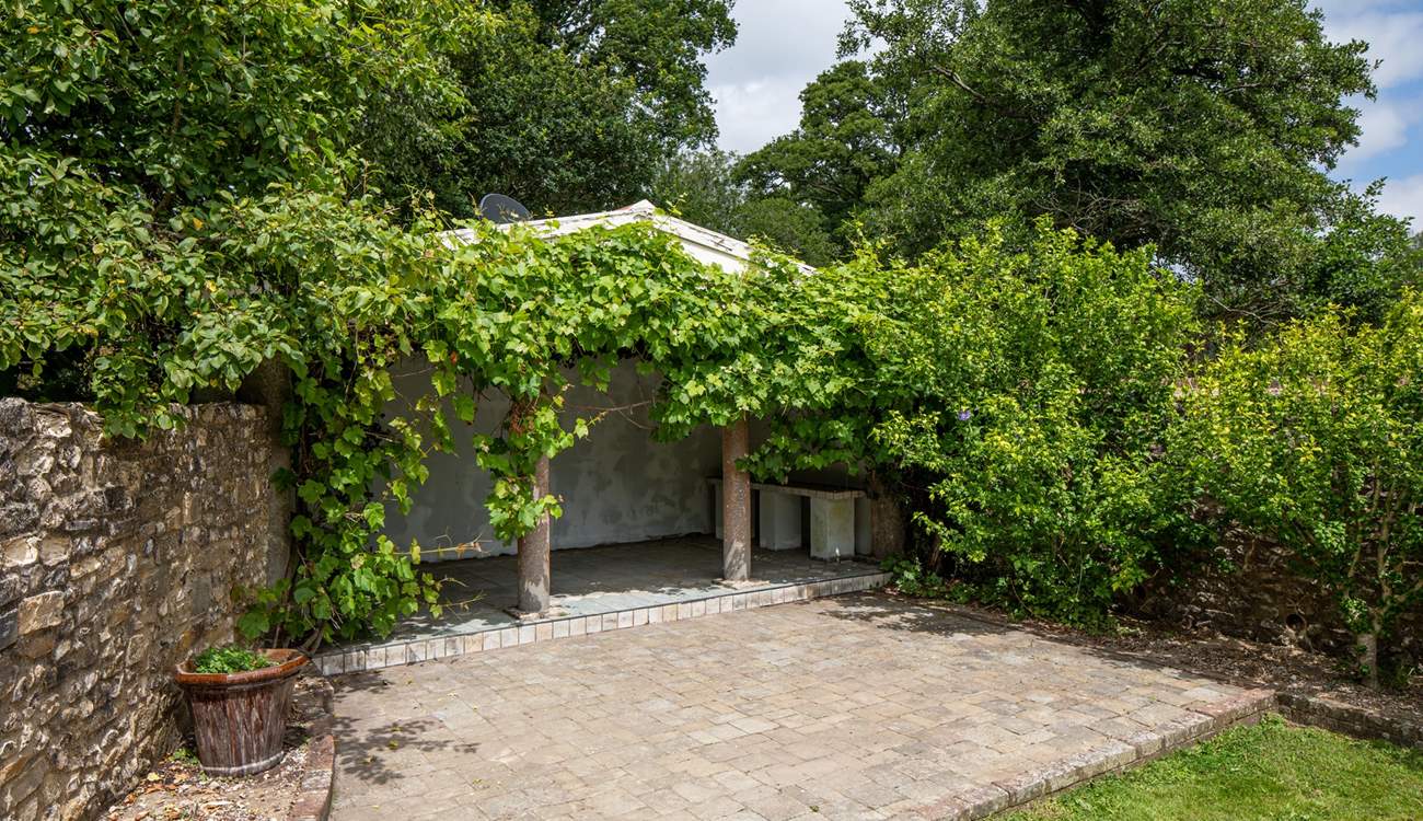 This Mediterranean-style, under cover seating-area is yours to enjoy. A perfect spot for pre-dinner drinks.