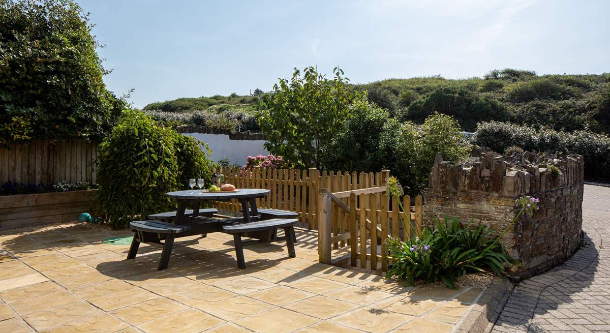 Beautiful little paved patio area at the front of the house.