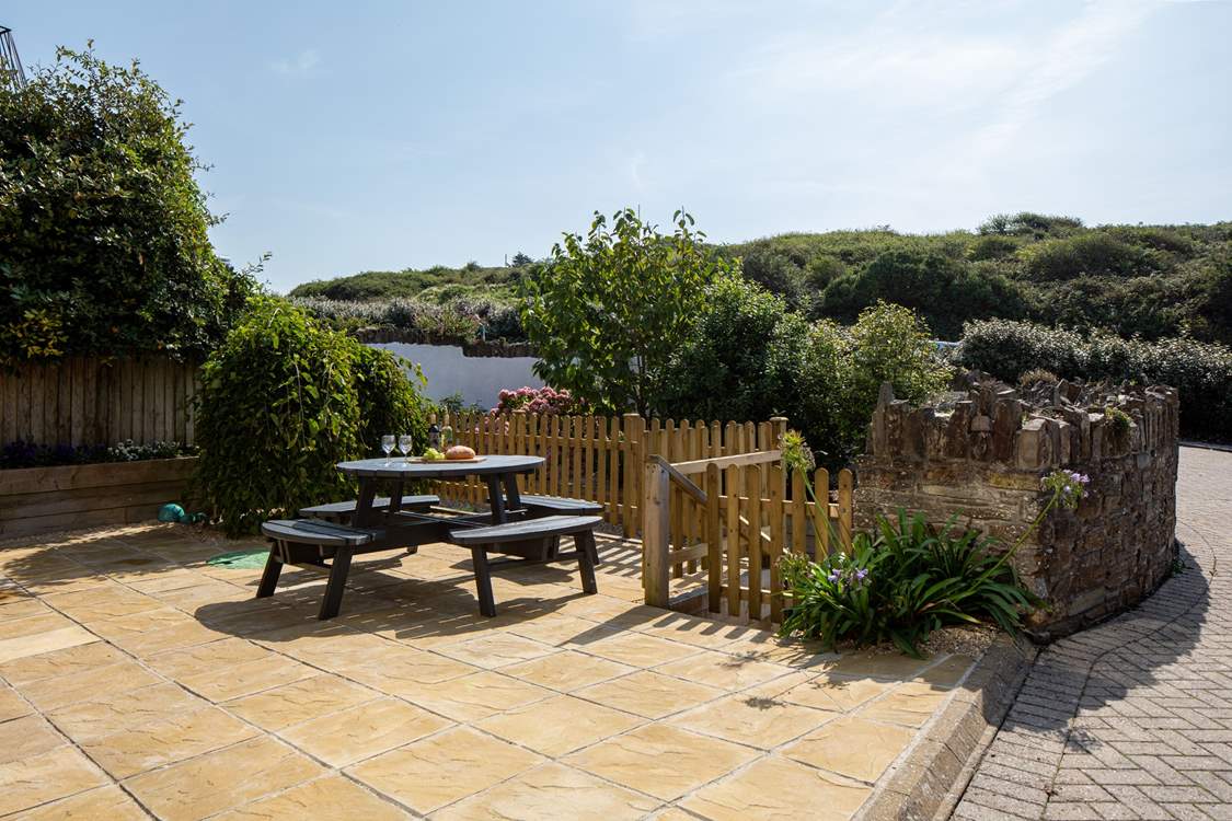 Beautiful little paved patio area at the front of the house.