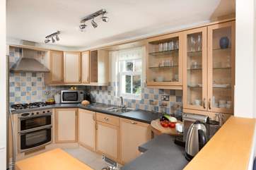 The well-equipped kitchen even has a coffee machine.