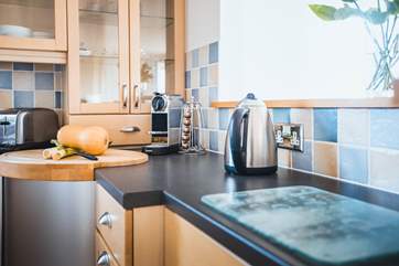The well-equipped kitchen even has a coffee machine.