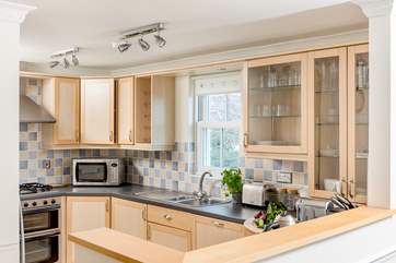 The well-equipped kitchen even has a coffee machine.