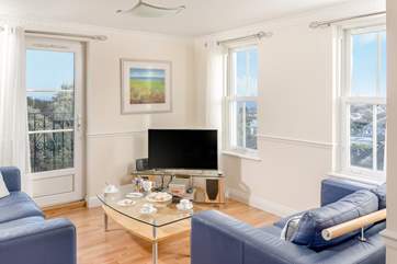 Relax on the sofa and gaze out to sea.