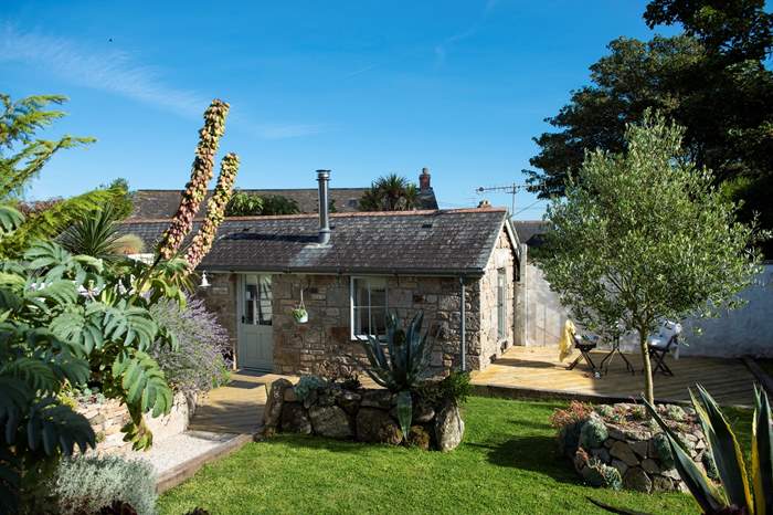 Little Bambaroo is a 1 bedroom cottage near the beach near Marazion, West Cornwall.