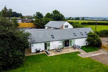 Alice's Cottage sits within the rolling north Devon countryside but you can be at the coast within 30 minutes or walking the local weekly market within 10 minutes.