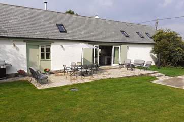 Alice's Cottage sits within the rolling north Devon countryside but you can be at the coast within 30 minutes or walking the local weekly market within 10 minutes.