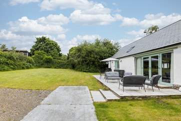 Alice's Cottage sits within the rolling north Devon countryside but you can be at the coast within 30 minutes or walking the local weekly market within 10 minutes.