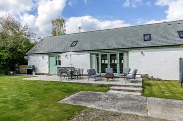 Alice's Cottage sits within the rolling north Devon countryside but you can be at the coast within 30 minutes or walking the local weekly market within 10 minutes.