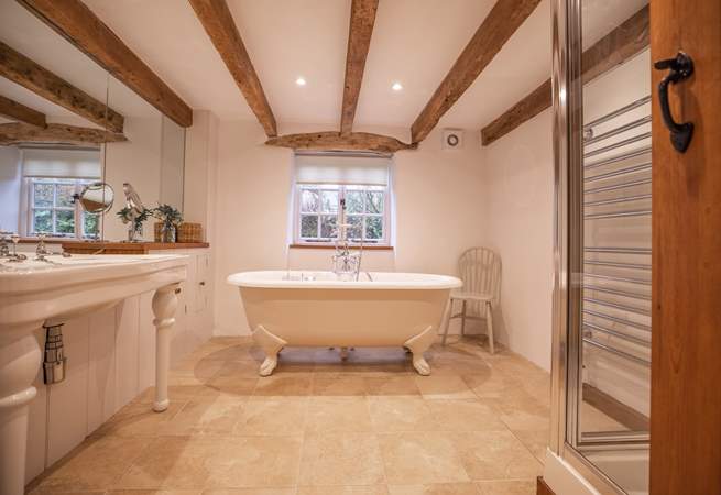 This fabulous bathroom is sure to delight! From the roll-top bath to the shower cubicle, not forgetting the heated towel rail and space! 