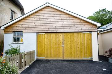 The washing machine and microwave are stored in the owners garage. The garage can also be used to store your bikes securely.
Please note this not a parking option.