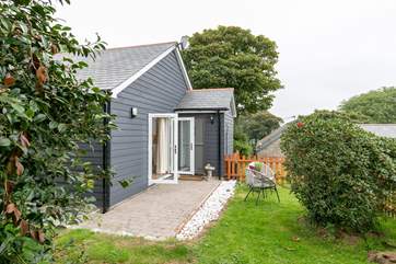 The only neighbours nearby are the owners (a hedge is being planted for privacy).