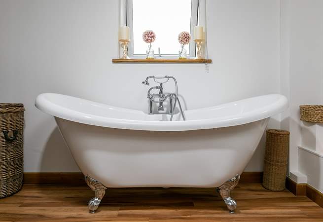 Relax in the roll-top bath - there is room for two. 