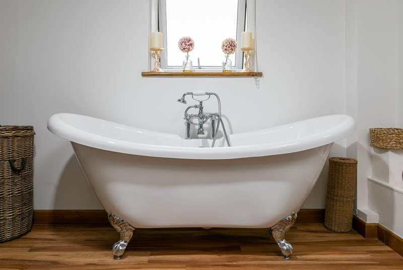 Relax in the roll-top bath - there is room for two. 