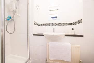 The twin room's en suite shower-room.