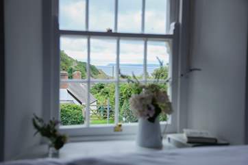 A short stroll down the hill takes you to the beach, trendy bistro and beachside pub.