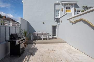 A great enclosed space for both children and dogs.