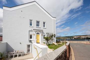 What a fabulous house. This glorious building oozes style and class.