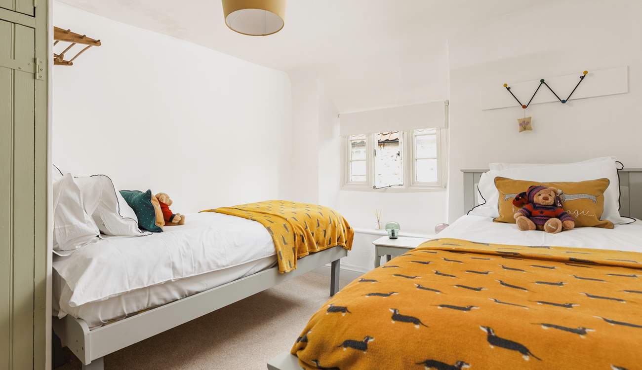 A warm welcome awaits you in the twin room.