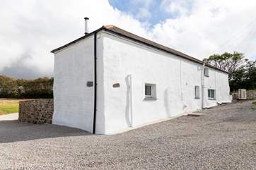 The rear of this semi-detached cottage is the first thing you see as you arrive down the lane, simply follow the gravelled drive around to the front to find your parking area.