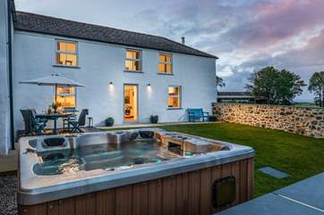 Sit a while in the hot tub and enjoy this peaceful rural location.