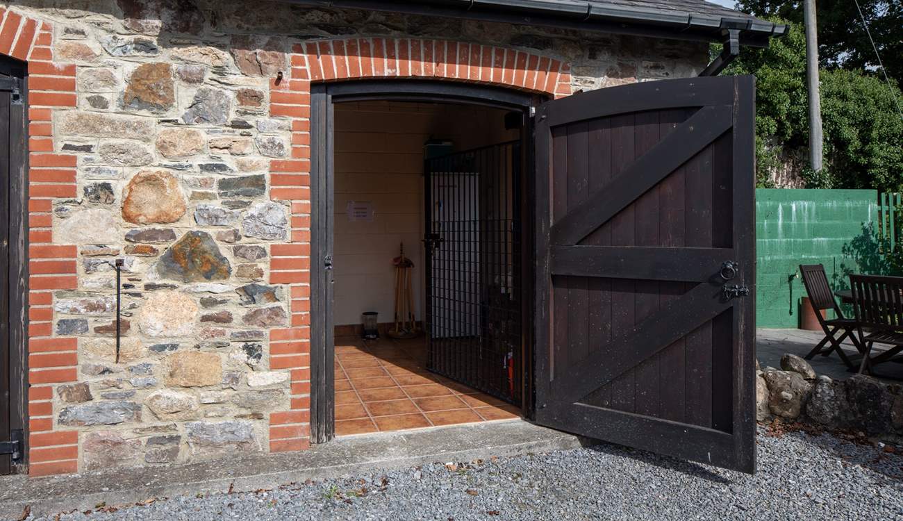 The outside utility is a great storage space for bicycles, wetsuits or any other sporting equipment.