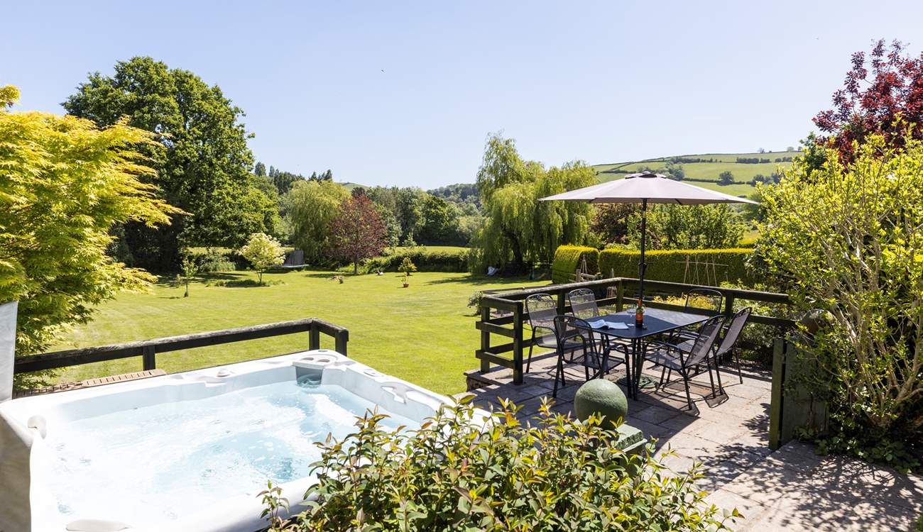 Hot tub, fabulous views, and oodles of space to enjoy. What more could you wish for!