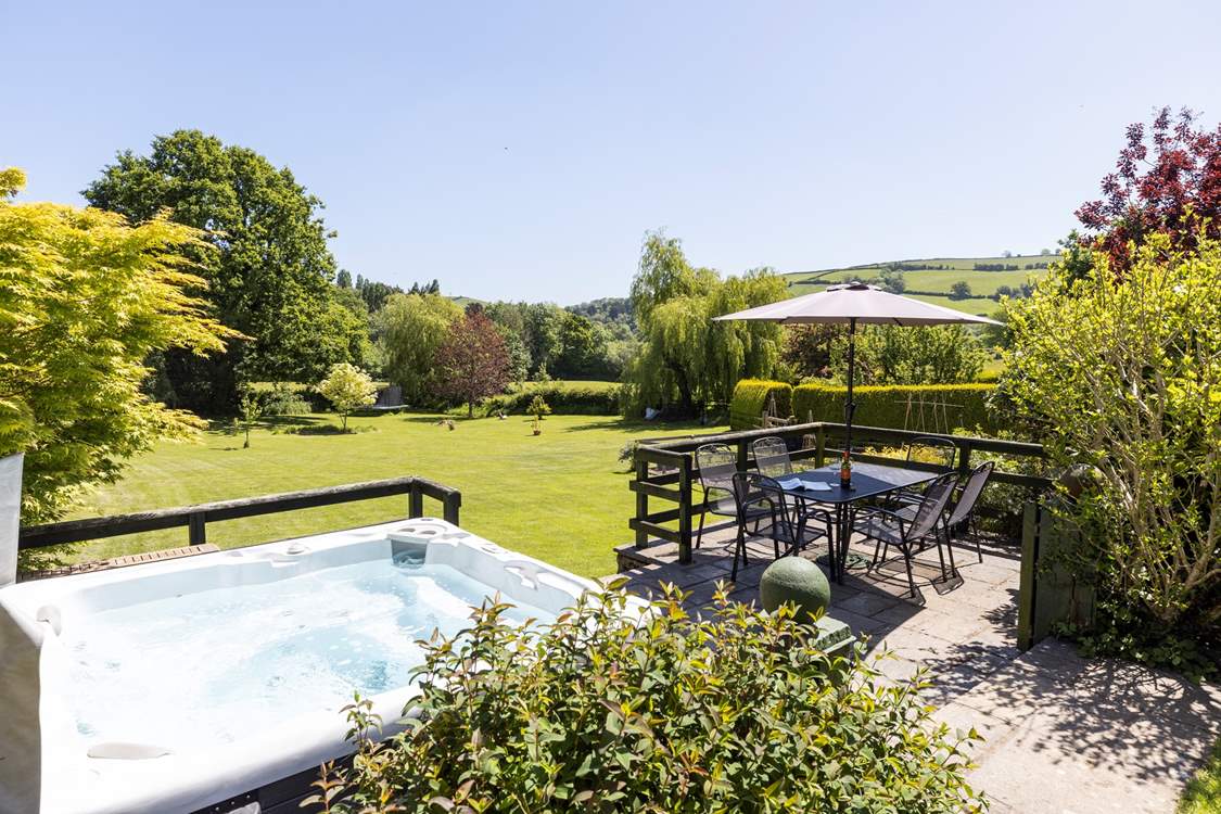 Hot tub, fabulous views, and oodles of space to enjoy. What more could you wish for!